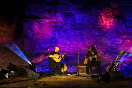 Com um belo polimento a Grés de Silves, extraído na pedreira de Vale Fuzeiros, Ricardo Martins e Vítor Bacalhau fundiram imaculada e demoradamente o fado 'americano' com o blues ‘algarvio’ na noite ontem, sábado, 26 de Junho.
