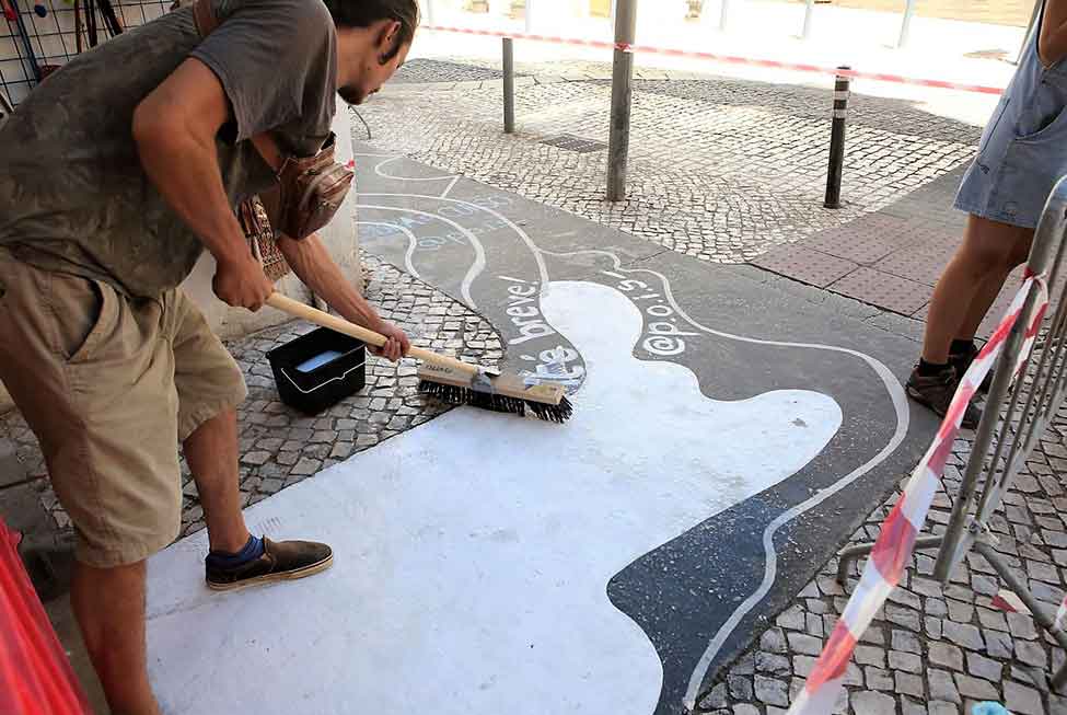A Rota Acessível de Portimão está a ser alvo de trabalhos artísticos da associação cultural P.O.IS!, com o objetivo de dar cor à Rua Direita.