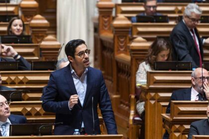 O deputado Rui Cristina do Grupo Parlamentar do PSD também não poupa críticas à ministra da Saúde Marta Temido e considera que prometer a construção do Hospital é apenas «para esconder o desinvestimento na Saúde no Algarve».