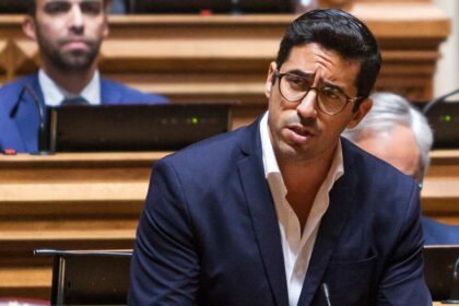 «O Algarve é uma das regiões onde a população mais sofre com falta de acesso aos cuidados de saúde», disse Rui Cristina ao titular da pasta da Saúde.