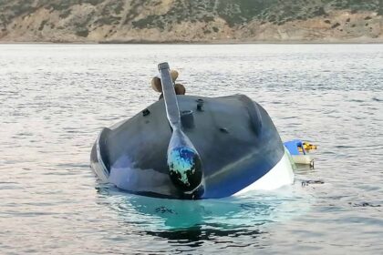 Embarcação de pesca local naufraga ao largo da Praia da Salema em Vila do Bispo. Estão por apurar as causas do acidente.