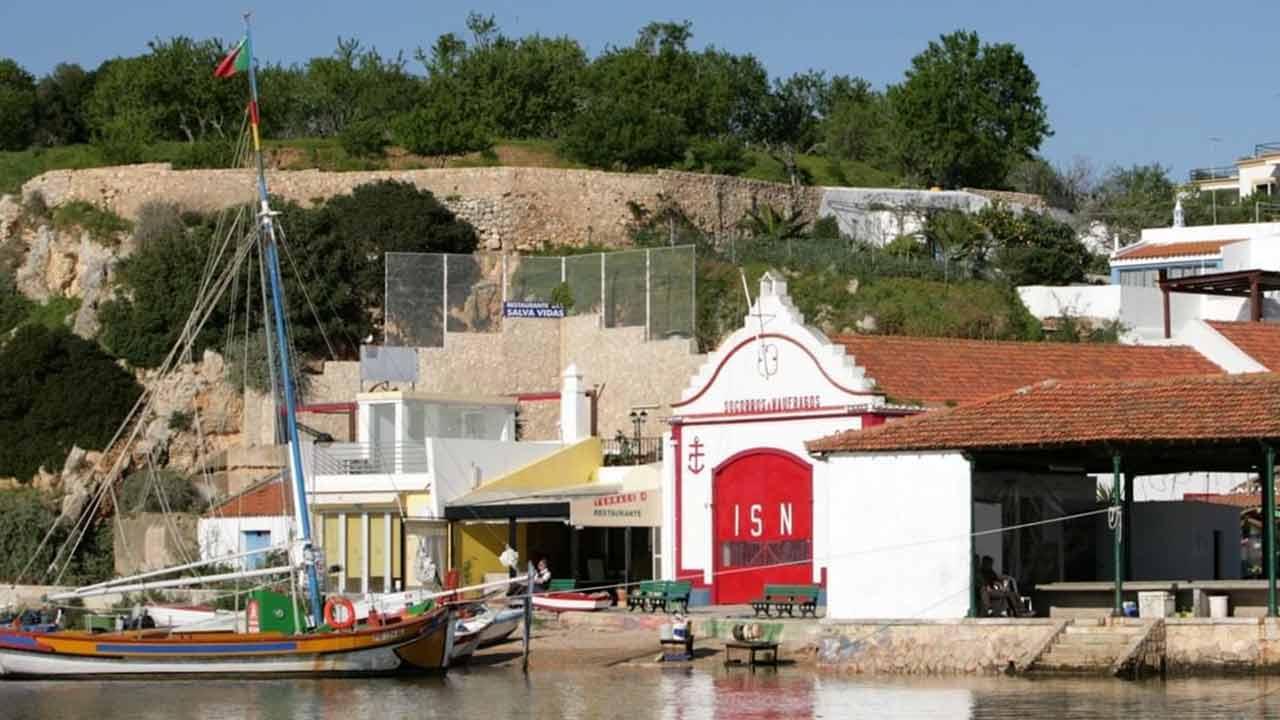 Inauguração do Centro Interpretativo do Salva-vidas de Alvor tem início com um espetáculo comunitário, no sábado, 16 de dezembro.