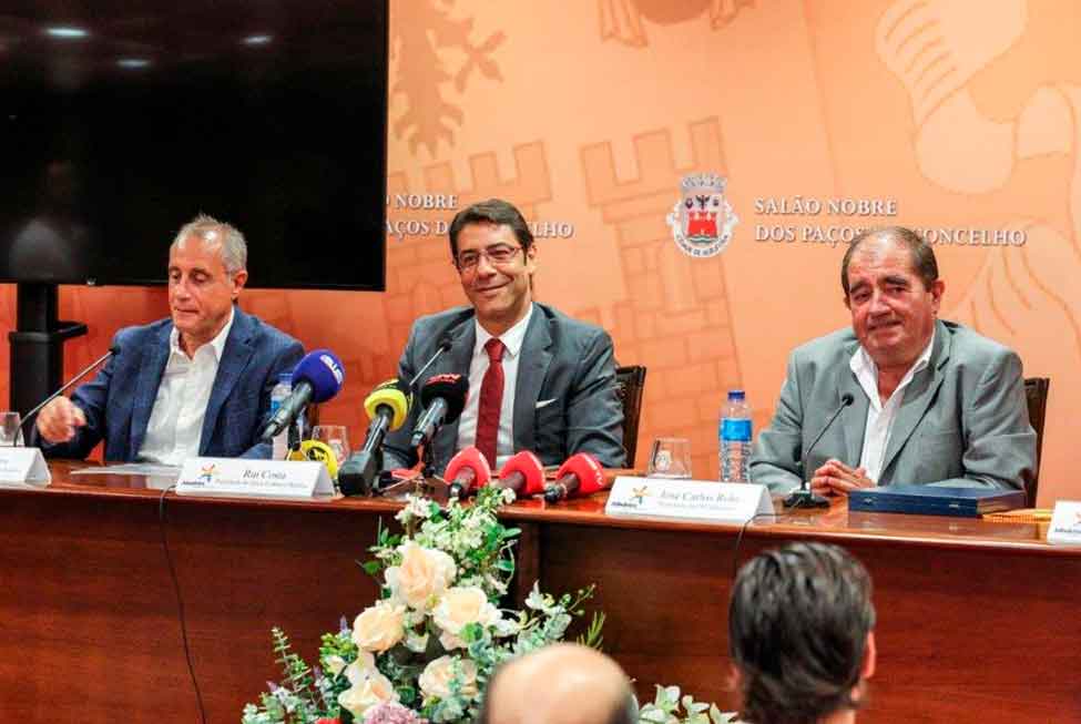 O presidente do Sport Lisboa e Benfica, Rui Costa, inaugurou oficialmente a Casa do clube das águias em Albufeira, ao lado de José Carlos Rolo.