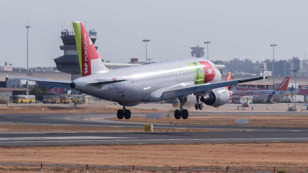 O presidente do Turismo do Algarve, João Fernandes, e o presidente da Comunidade Intermunicipal do Algarve (AMAL), António Miguel Pina, contestam o plano de rotas aéreas para os próximos dois meses tornado público pela TAP, por não servir o principal destino turístico nacional.