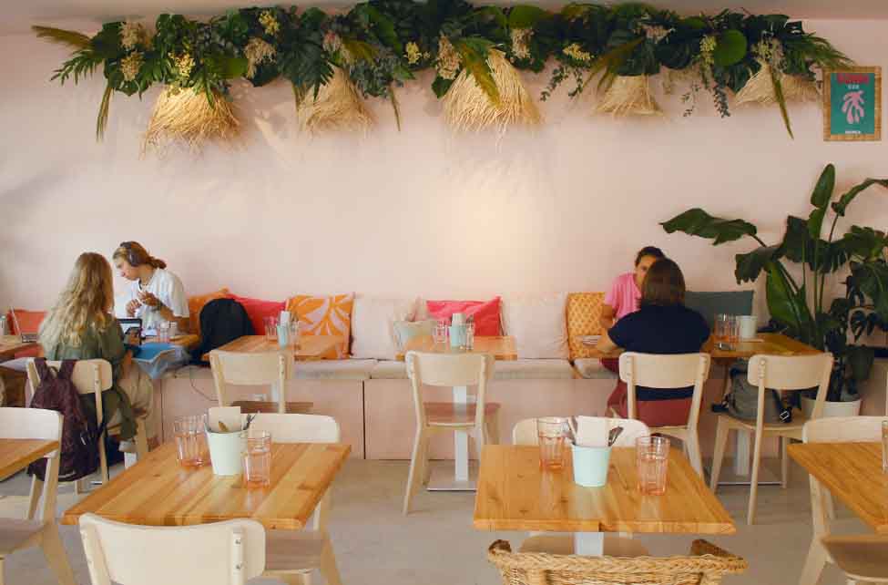 Pratos leves inspirados em flores, peças de cerâmica de autor e bijuteria de pequenas marcas locais estão em simbiose no The Flower Bar.