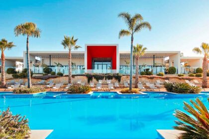 Já inaugurou o Tivoli Alvor Algarve Resort, o quinto do grupo e o primeiro com «tudo incluído», com diversos serviços para todos os gostos e idades.