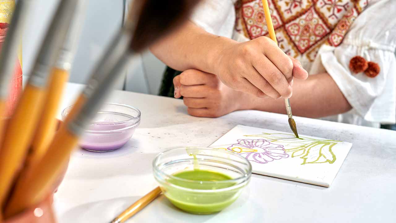 O catálogo «Turismo Criativo no Algarve» está disponível para convidar os visitantes a pôr as mãos na massa no Algarve de forma artística.