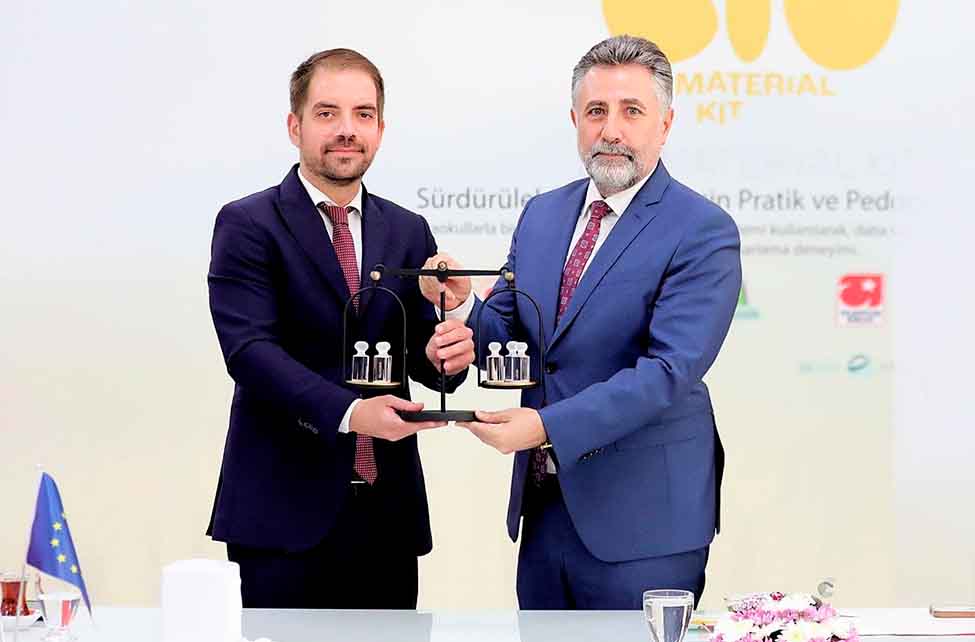 Alunos do ISMAT e de Bayrakli, na Turquia, iniciam projeto que durante um ano criará um «BiomaterialKIT», promovendo consumos mais sustentáveis.
