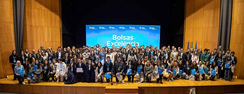A UAlg acaba de distinguir 95 alunos com Bolsas de Excelência, que resultam no pagamento integral do 1º ano de propinas, fixada nos 697 euros.