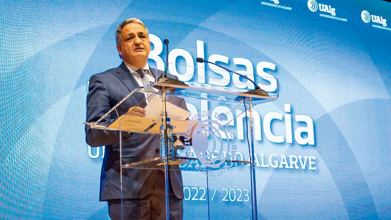 A UAlg acaba de distinguir 95 alunos com Bolsas de Excelência, que resultam no pagamento integral do 1º ano de propinas, fixada nos 697 euros.