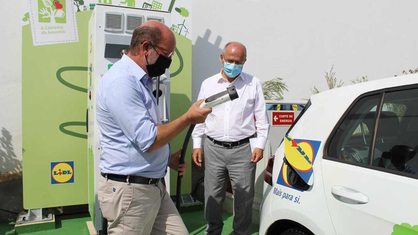 Vilamoura vai ter novos postos de carregamento para veículos elétricos. Novidade foi anunciada pelo ministro do Ambiente e da Transição Energética, após inauguração de um posto de carregamento rápido, no supermercado Lidl de Boliqueime.