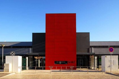 Câmara Municipal de Vila Real de Santo António inicia o ano letivo 2020-2021 com a dotação de novo material informático , quadros interativos projetores em todas as salas.