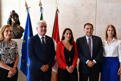 Assinatura do acordo de colaboração no âmbito do Programa «1.º Direito» representa mudança de paradigma no acesso à habitação em Vila Real de Santo António (VRSA).