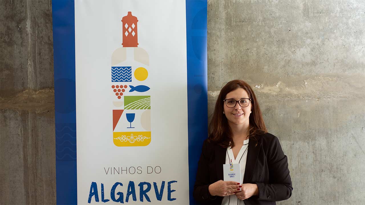 Vinha, sol, mar, platibanda, peixe e uma chaminé algarvia no topo definem a nova imagem coletiva dos néctares regionais, apresentado pela Comissão Vitivinícola do Algarve (CVA).