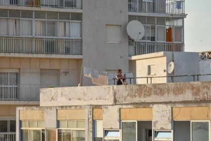 A deputada afirma que «uma das causas desta situação, é, entre outras, o aumento das rendas das casas, tornando difícil o acesso à habitação pelos docentes e, em consequência, a sua fixação no Algarve».