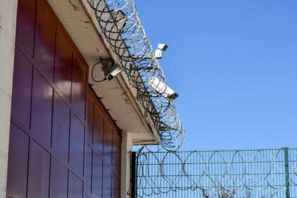Subiu para 21 o número de suspeitos em prisão preventiva por tráfico de droga em São Brás de Alportel: 17 homens e quatro mulheres.