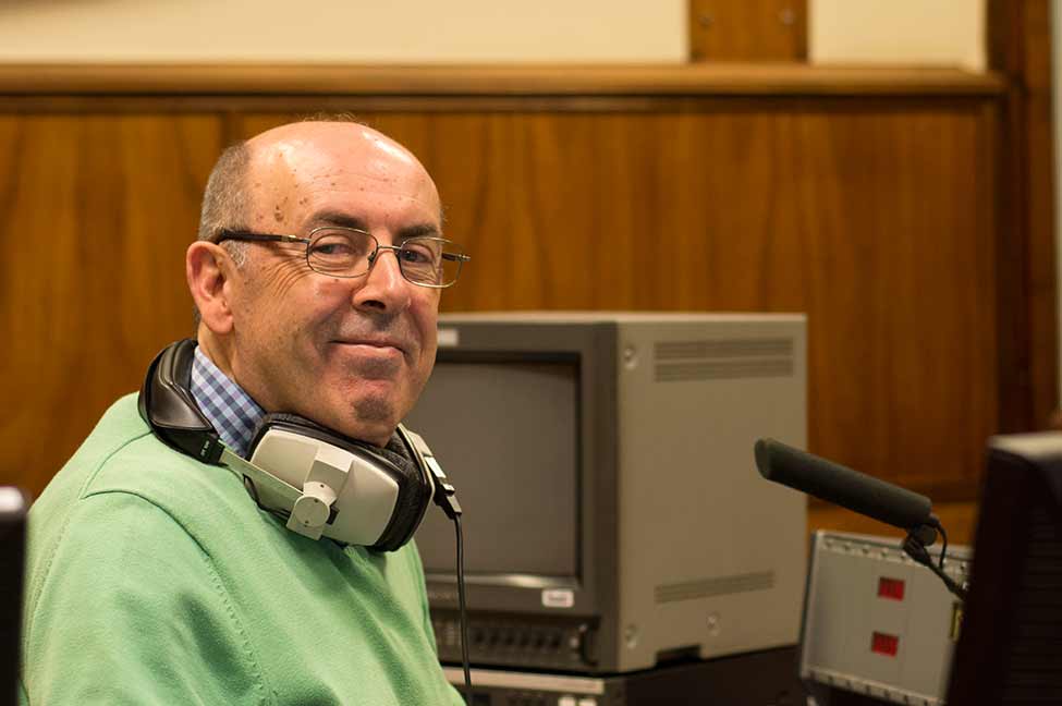 Edgar Canelas é algarvio e veio trazer uma nova dinâmica ao estúdio de Faro da RTP, que já assegura com regularidade uma parte da emissão nacional.