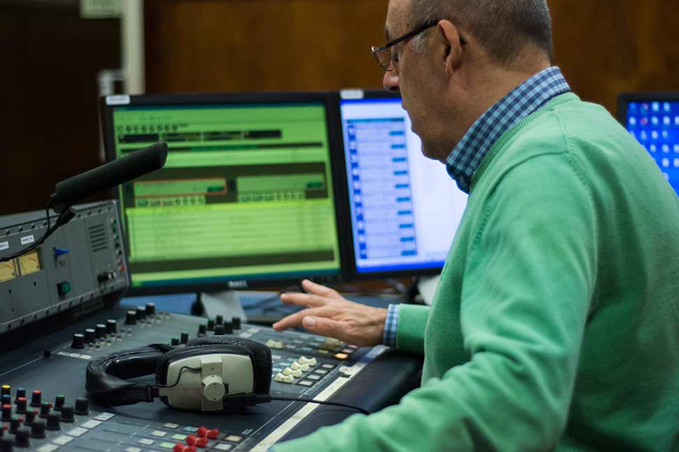 Edgar Canelas é algarvio e veio trazer uma nova dinâmica ao estúdio de Faro da RTP, que já assegura com regularidade uma parte da emissão nacional.