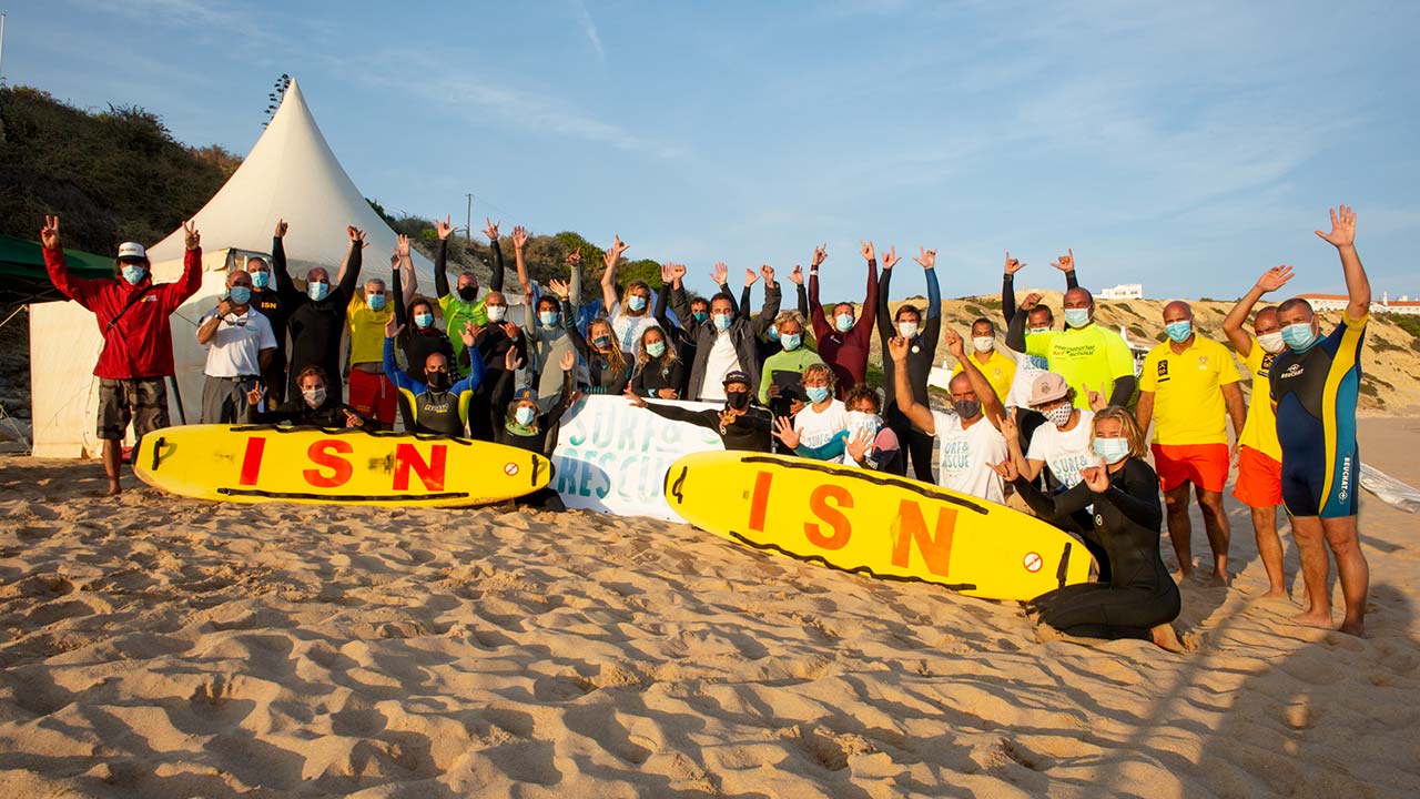 Decorreu em Sagres, no passado dia 26 de setembro, a segunda ação da iniciativa "Surf & Rescue" promovida pela Associação de Escolas de Surf de Portugal (AESDP) e o Instituto de Socorros a Náufragos (ISN), um projeto que pretende reforçar a segurança nas praias portuguesas durante todo o ano. Esta formação, direcionada para treinadores e técnicos das Escolas de Surf e Surf Camps, decorreu durante todo o dia na praia da Mareta, tendo esgotado o limite de 30 inscrições imposto pela atual situação pandémica.