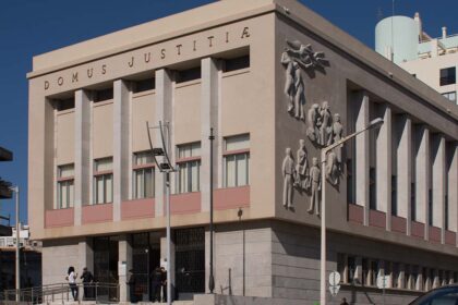 O Ministério Público (MP) de Lagos acusou um solicitador pela prática de um crime de peculato, com 34 mil euros em processo de execução.