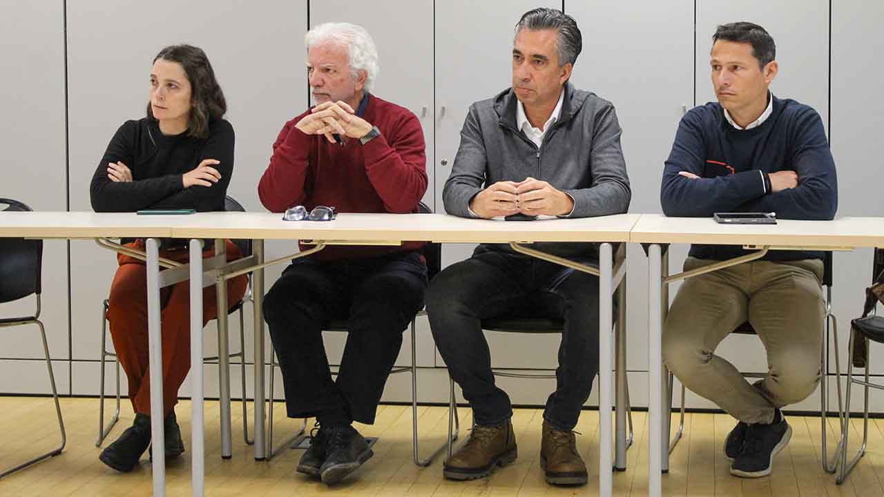 Os agricultores do Algarve rejeitaram hoje os cortes no consumo de água previstos para o sector. Exigem soluções e tratamento igual a outros grandes consumidores, como o turismo.