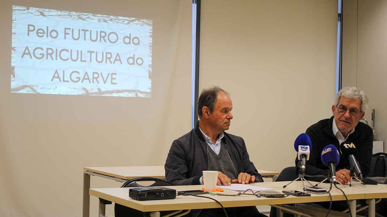 Os agricultores do Algarve rejeitaram hoje os cortes no consumo de água previstos para o sector. Exigem soluções e tratamento igual a outros grandes consumidores, como o turismo.