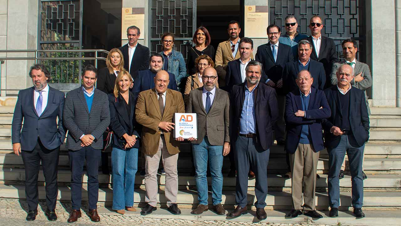 Miguel Pinto Luz e Aliança Democrática (AD) apresentaram hoje no Tribunal de Faro, a lista de candidatos pelo Algarve.