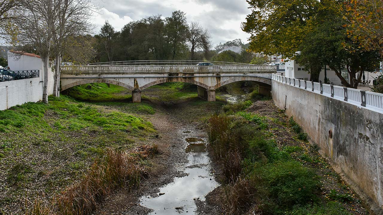 A Câmara de Aljezur vai instalar 1.500 contadores com telemetria na zona do Vale da Telha para reduzir consumos e perdas de água, um investimento de 130 mil euros, foi hoje anunciado.