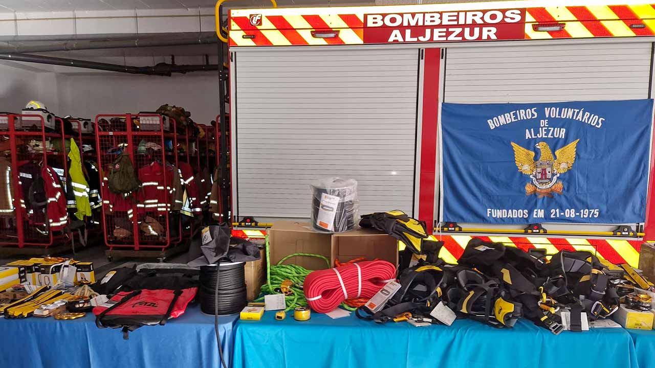 Município de Aljezur financia a aquisição de material de salvamento em grande ângulo para os Bombeiros Voluntários de Aljezur.