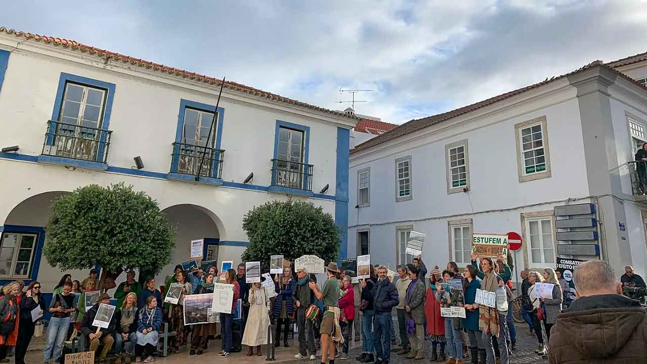 Os ministros do Ambiente e da Agricultura foram hoje recebidos em Odemira (Beja) sob um coro de protestos.