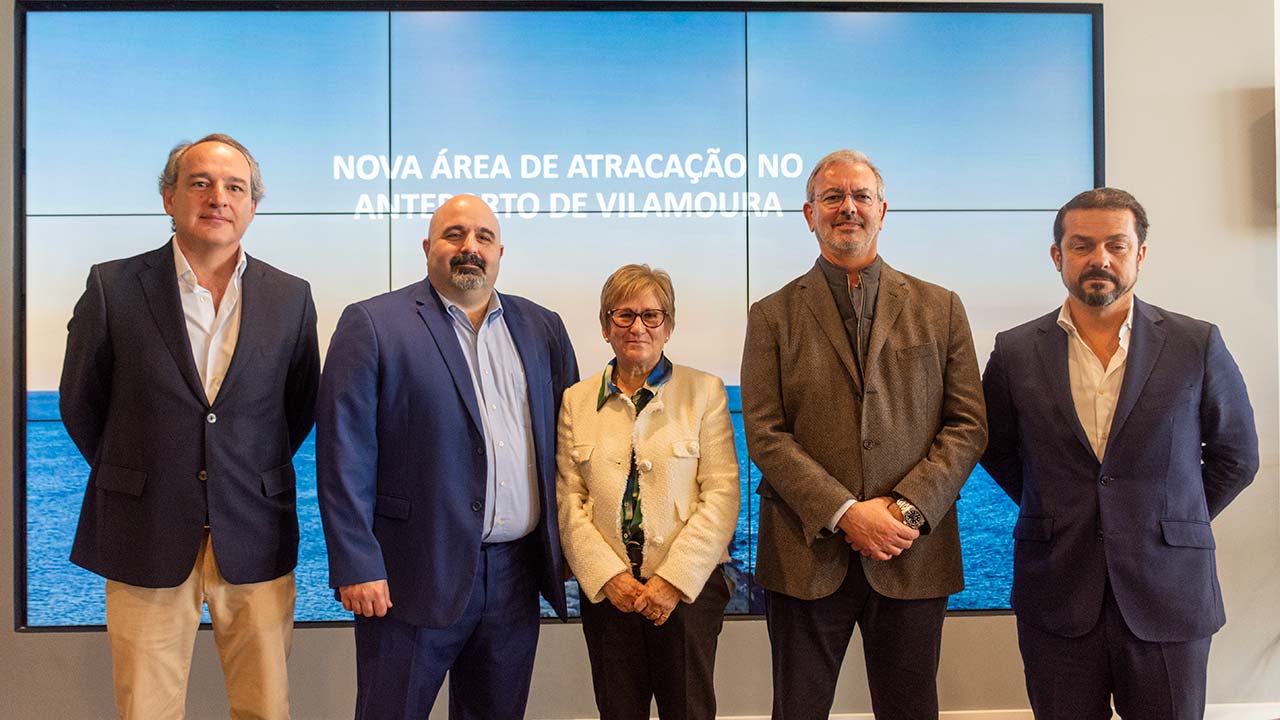 A construção de uma nova Marina em Vilamoura para receber até 68 iates de grande porte, entre 20 e 40 metros, começa hoje com as primeiras dragagens.