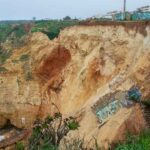Praia do Pinhão é uma das cinco com arribas em risco no concelho de Lagos. Sofreu uma derrocada que destruiu as escadas de acesso.