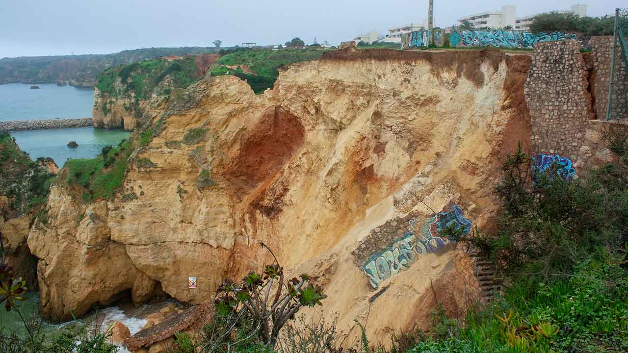 Praia do Pinhão é uma das cinco com arribas em risco no concelho de Lagos. Sofreu uma derrocada que destruiu as escadas de acesso.