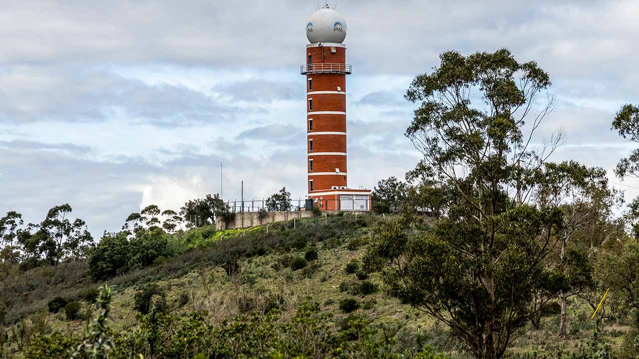 Novo Radar do IPMA na Serra do Caldeirão, em Loulé, leva Portugal à «I Liga da monitorização atmosférica da Europa».