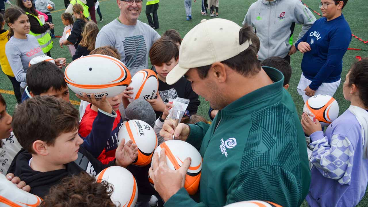 Atletas da Seleção de Rugby de Portugal – Lobos marcaram presença em Faro, para gáudio das mais de 120 crianças.