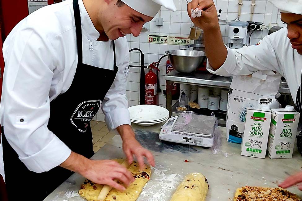 Alunos da Escola de Hotelaria e Turismo do Algarve, em Faro, criam produtos gastronómicos inovadores com xarope de alfarroba.