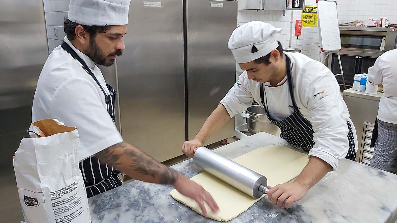 Alunos da Escola de Hotelaria e Turismo do Algarve, em Faro, criam produtos gastronómicos inovadores com xarope de alfarroba.