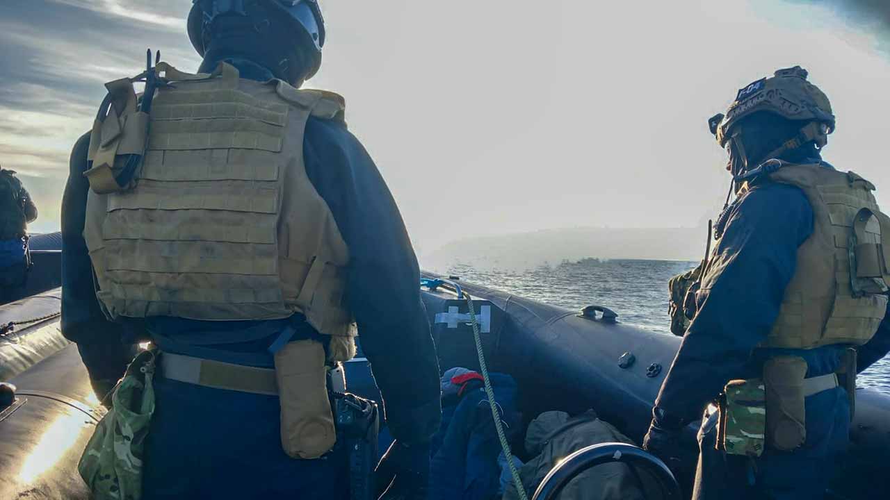 A Marinha Portuguesa e a Autoridade Marítima Nacional interceptaram embarcação de alta velocidade suspeita de narcotráfico a sul de Portugal.