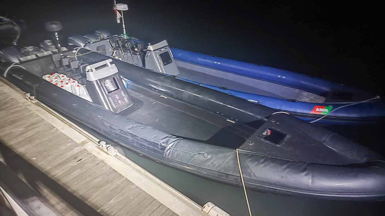 A Marinha Portuguesa e a Autoridade Marítima Nacional interceptaram embarcação de alta velocidade suspeita de narcotráfico a sul de Portugal.