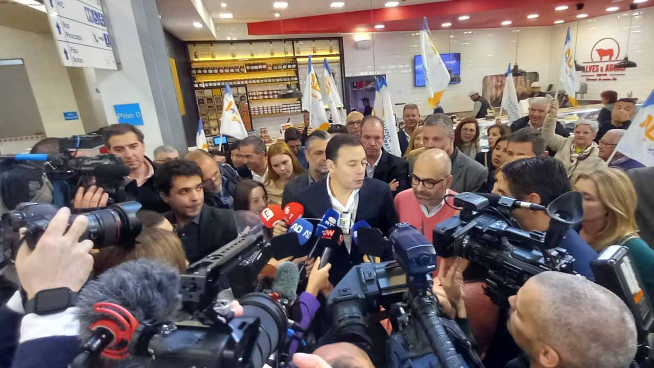 O líder da AD pediu hoje em Portimão ao secretário-geral do PS para «virar a página do discurso» e deixar de «jogar à politiquice», na campanha eleitoral, e dar resposta «às ambições, às necessidades, aos desafios» dos portugueses.
