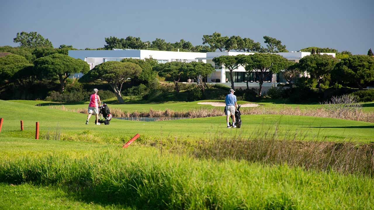Alojamento turístico no Algarve alcança em 2023 proveitos superiores a 1,5 mil milhões de euros. Algarve regista máximo de hóspedes e atinge recordes no golfe e passageiros movimentados no Aeroporto de Faro.