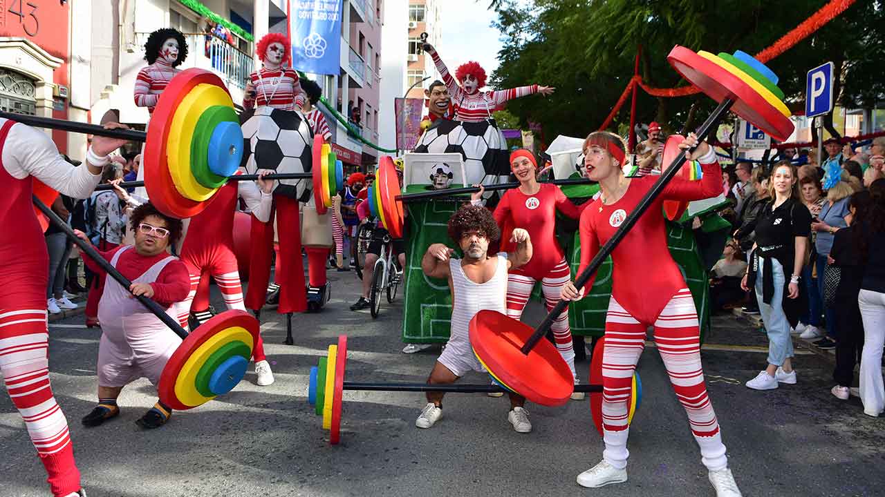 Foi uma versão reduzida do Carnaval de Loulé, mas com o dobro da folia. Após o cancelamento do cortejo no domingo, em apenas dois dias, a cidade acolheu mais de 50 mil foliões.