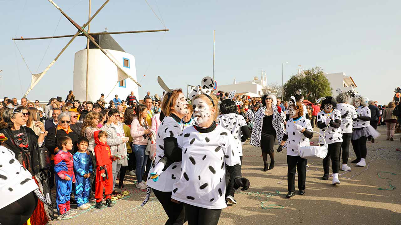 O Carnaval volta a celebrar-se em Lagos, com destaque para o Desfile das Escolas, e o programa a decorrer na vila de Odiáxere.