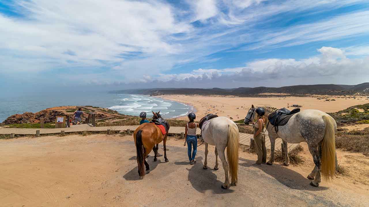 A Carrapateira Extreme oferece atividades na Costa Vicentina como passeios a cavalo, SUP, caiaque, ciclismo e aulas de surf.