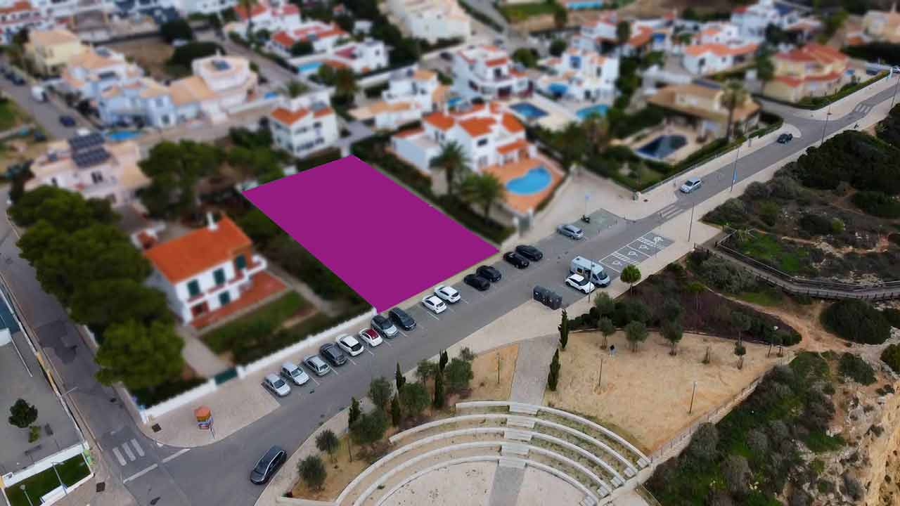 O município de Lagoa iniciou, durante o mês de janeiro, a construção de um novo Parque Infantil, na Praia do Carvoeiro, num investimento total de mais de 315 mil euros.