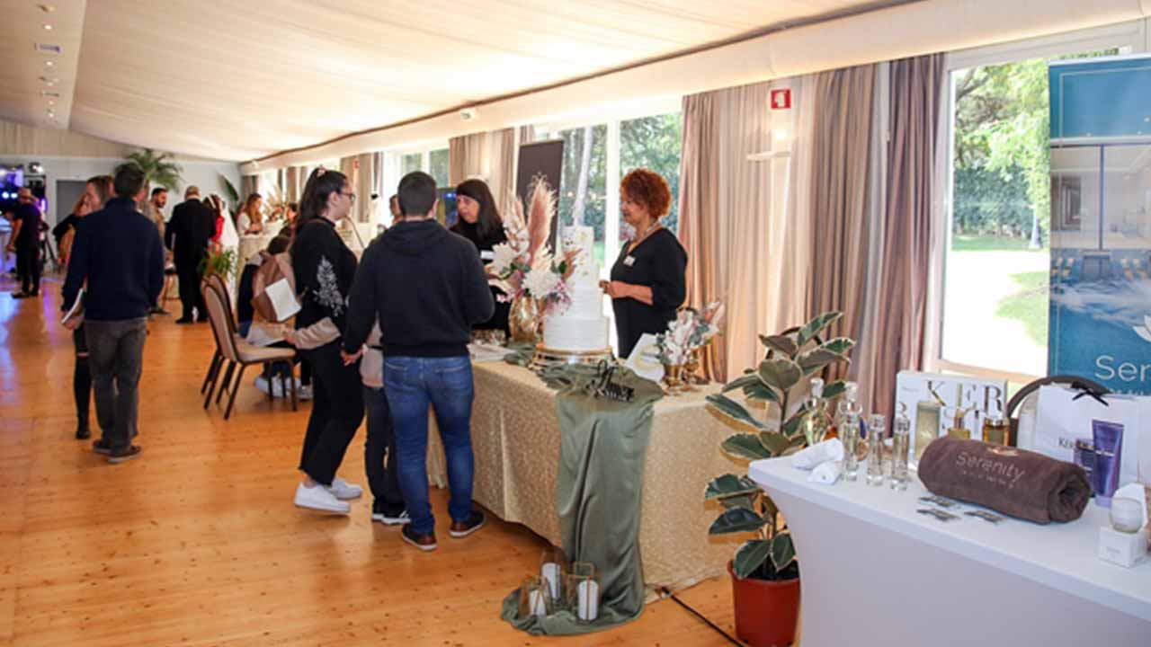 O Pine Cliffs Resort, em Albufeira, volta a acolher a maior feira de casamentos do país, a «Exponoivos Premium», que regressa para a 2.ª edição, no dia 2 de março, entre as 11h00 e as 19h00, com entrada livre.
