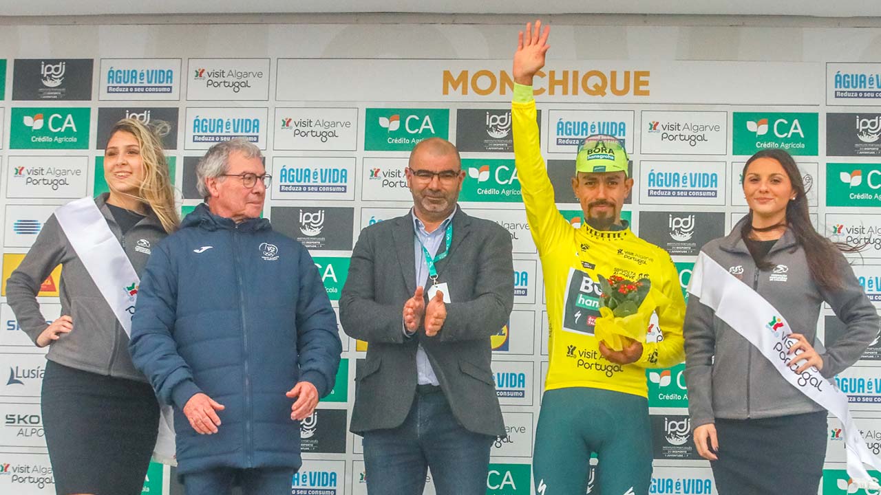 O ciclista colombiano Daniel Martínez (BORA-hansgrohe), vencedor em 2023, subiu hoje à liderança da Volta ao Algarve, depois de vencer a segunda etapa, que terminou no Alto da Fóia.