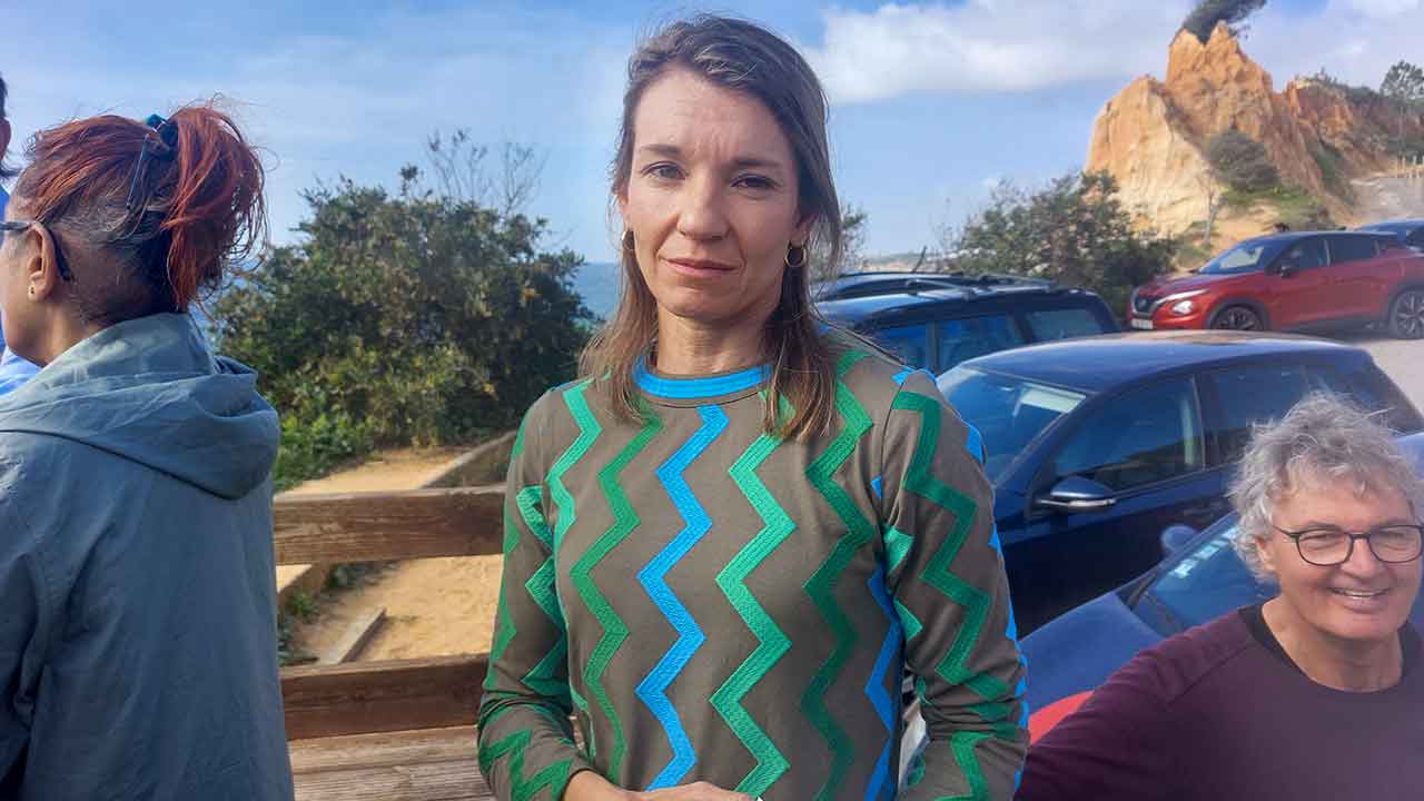 Vários grupos de pessoas que estão contra a construção de uma estação dessalinizadora no Algarve manifestaram hoje a sua oposição ao projeto, que consideram ir provocar um «crime ambiental» na Praia da Falésia, no concelho de Albufeira.