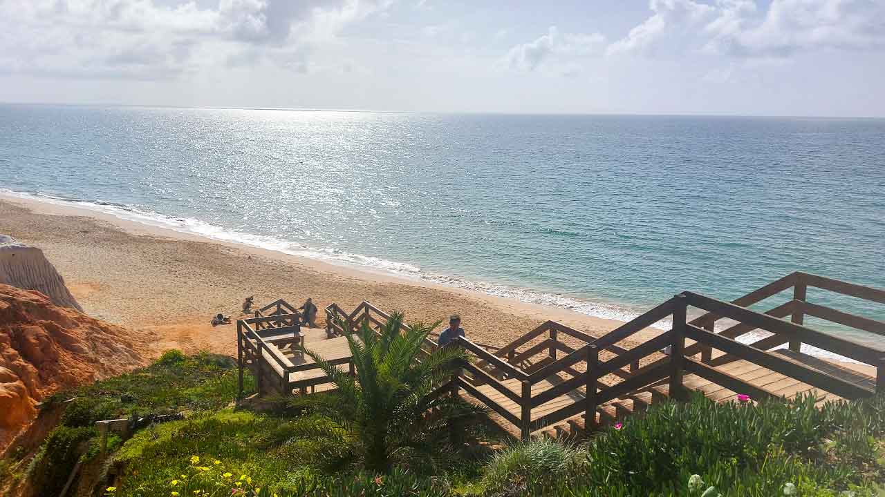 Vários grupos de pessoas que estão contra a construção de uma estação dessalinizadora no Algarve manifestaram hoje a sua oposição ao projeto, que consideram ir provocar um «crime ambiental» na Praia da Falésia, no concelho de Albufeira.