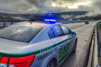 Um homem de 41 anos e uma mulher de 44 foram detidos em flagrante delito por suspeitas de tráfico de droga e posse de arma proibida, em Vila Real de Santo António (VRSA), numa ação de fiscalização rodoviária da GNR.